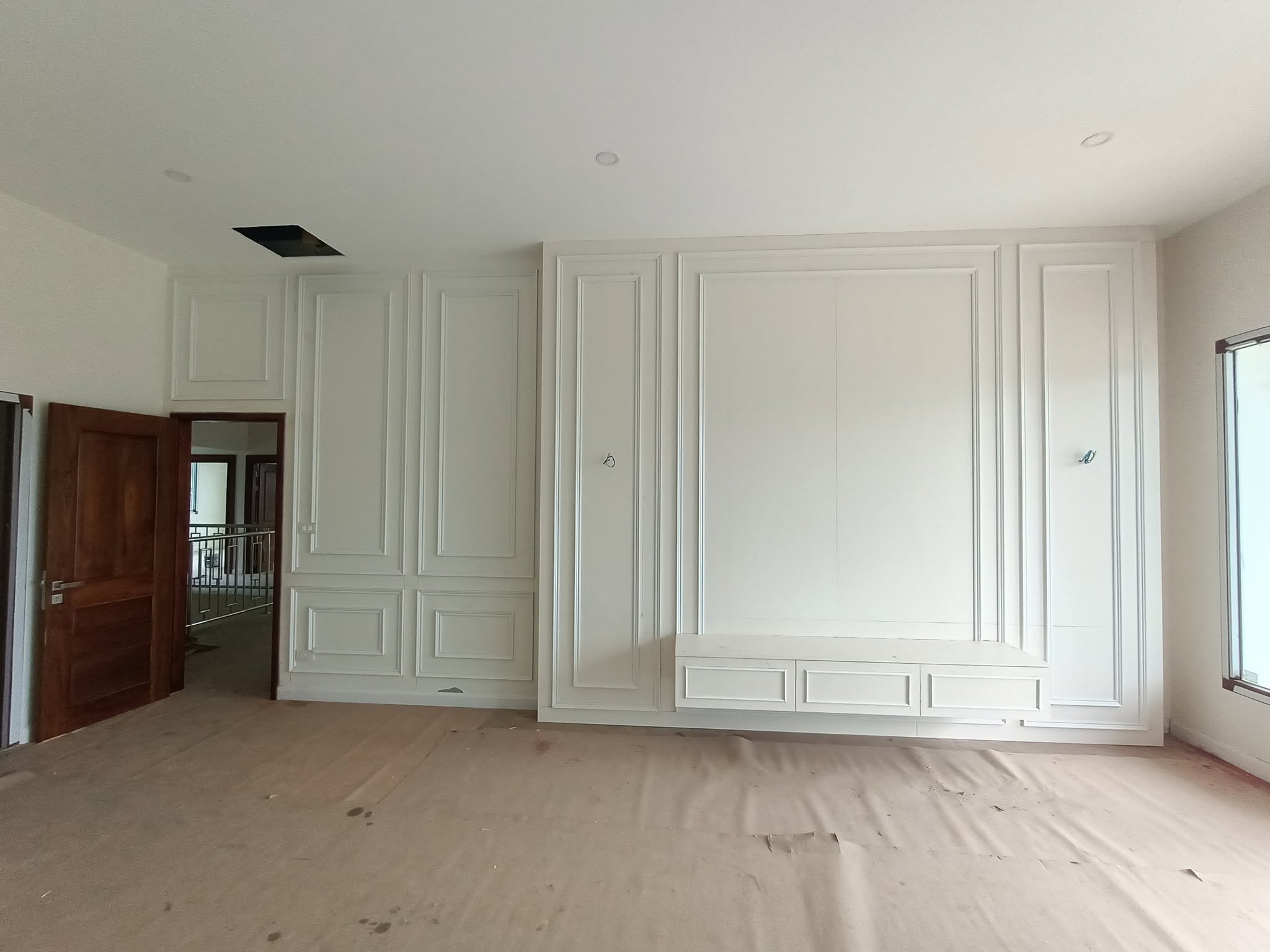 Mirror Wall Paneling & Space Expansion